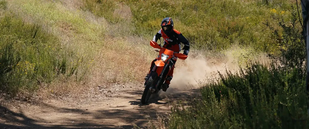 PHO BIKE DET MY25 KTM EXCF action5 SEN US AEPI V1